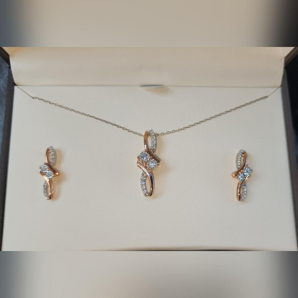 Gold and diamond jewelry set